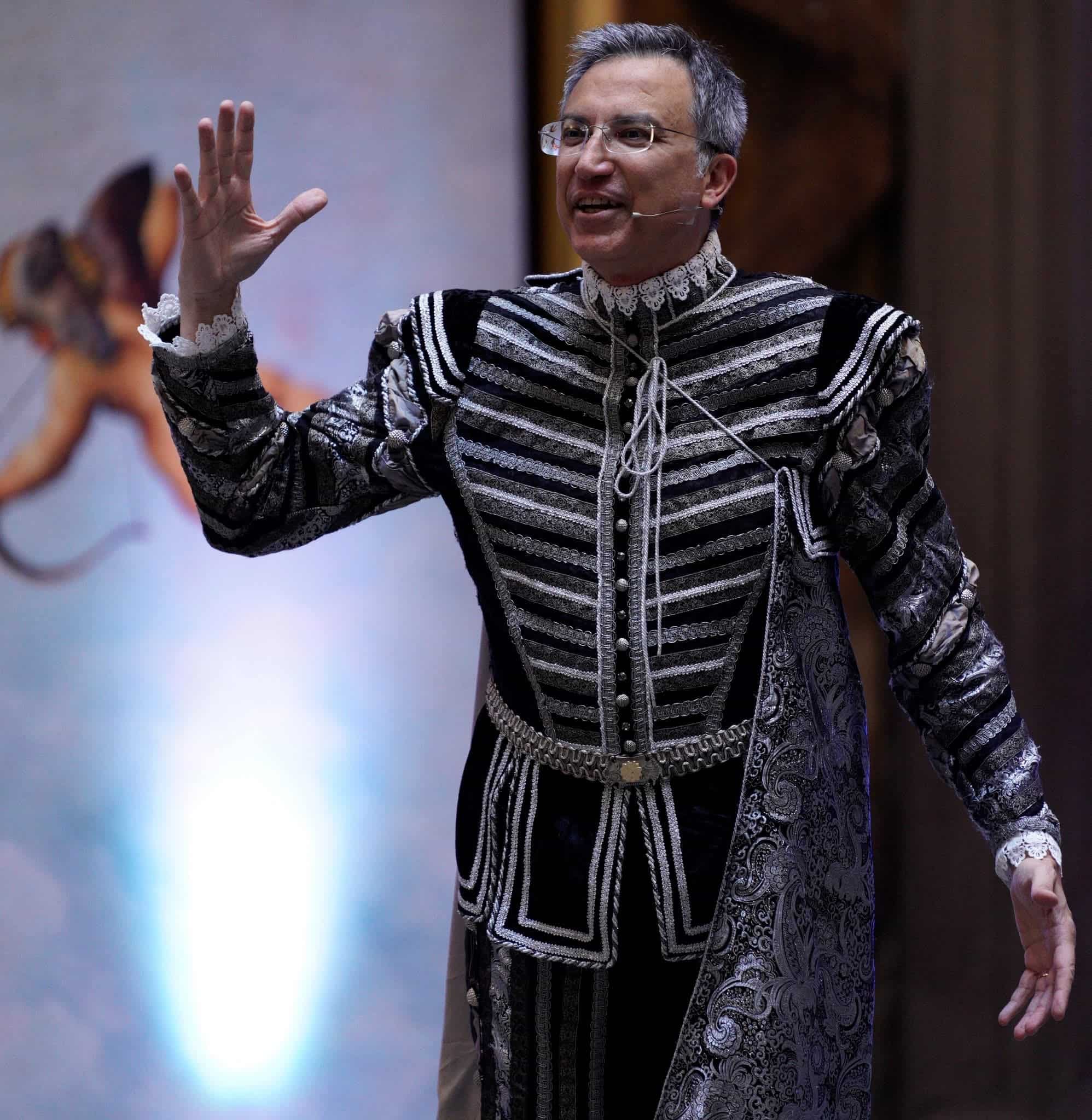 Nino Graziano Luca indossa un abito storico realizzato da Olga Generalova Sarta che danza