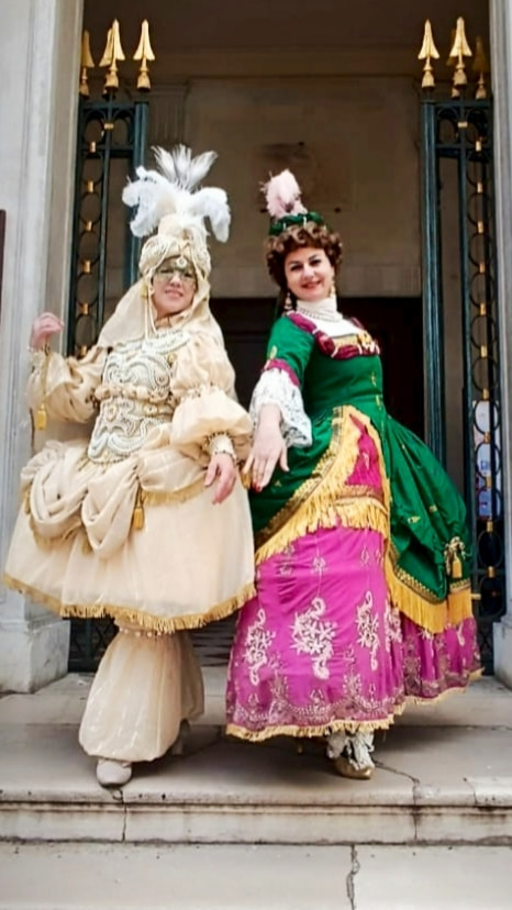 Interpreti del gruppo Venus in costumi barocchi al Teatro La Fenice di Venezia