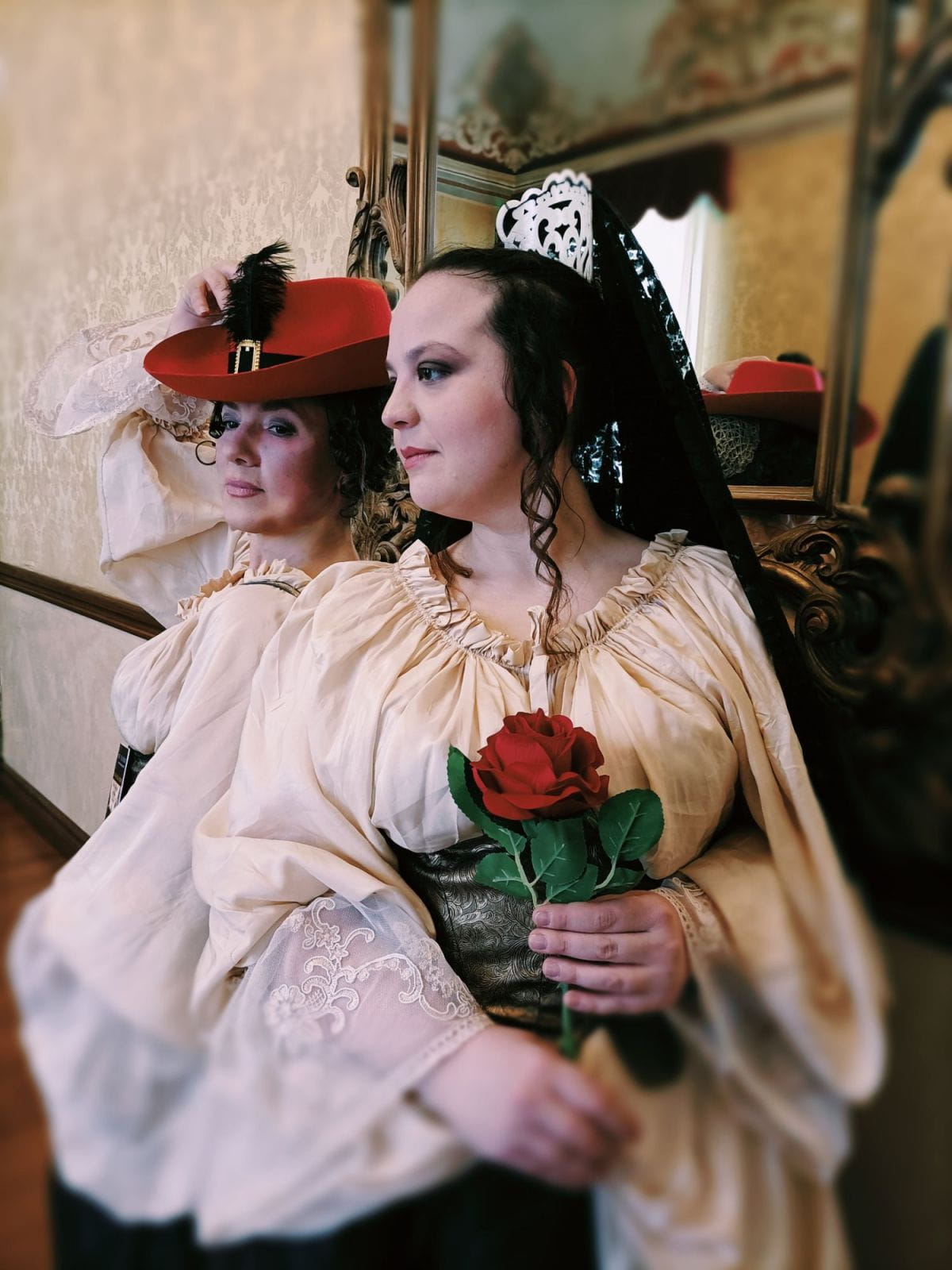 Danzatrice Venus in costume storico durante lo spettacolo Cioccolata della Regina, con atmosfera ispirata al gusto caldo e spagnolo