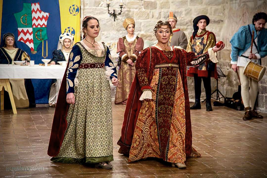 Interpreti del gruppo Venus durante uno spettacolo di danza quattrocentesca