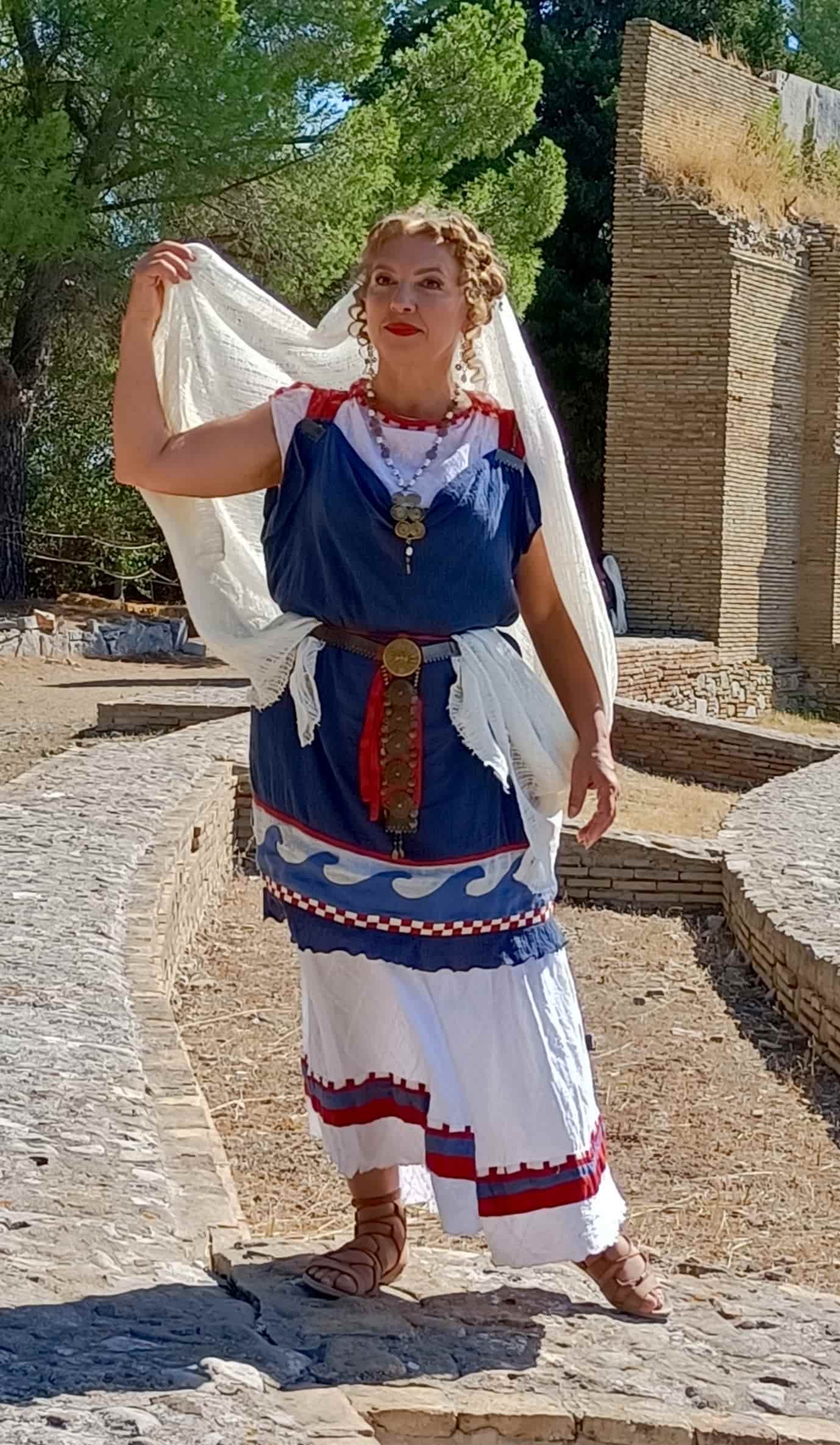 Danzatrice del gruppo Venus in costume sannita delle popolazioni italiche