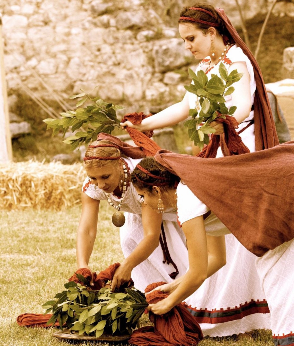 Interpreti del gruppo Venus in scena con danze rituali e sacre antiche