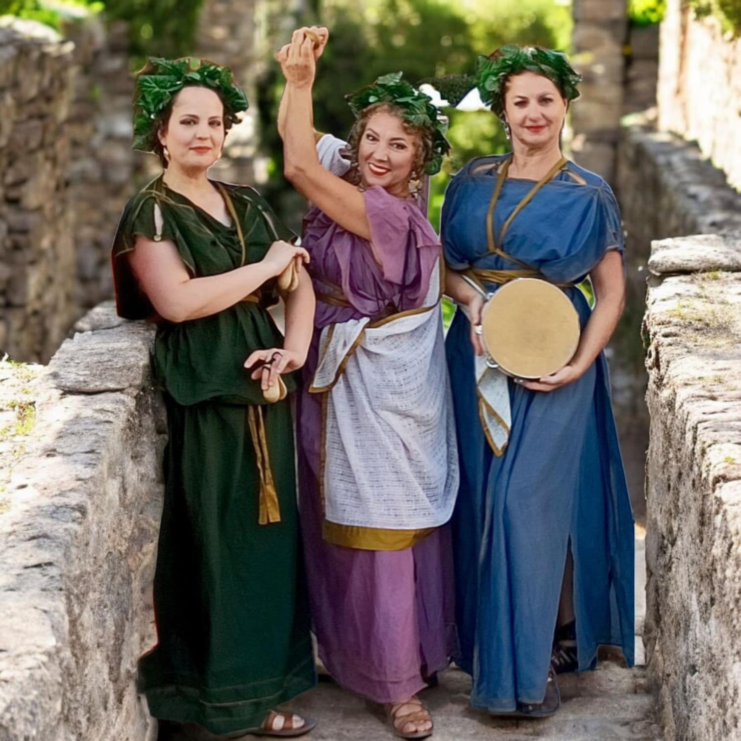 Tre interpreti del gruppo Venus in coreografia di danze romane