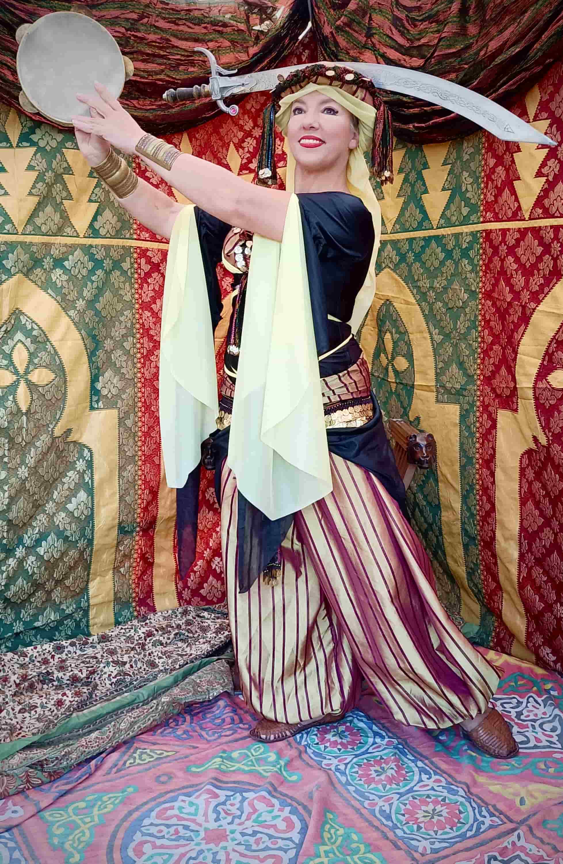 Interprete del gruppo Venus in danze saracene e ottomane con strumenti musicali, spade e veli