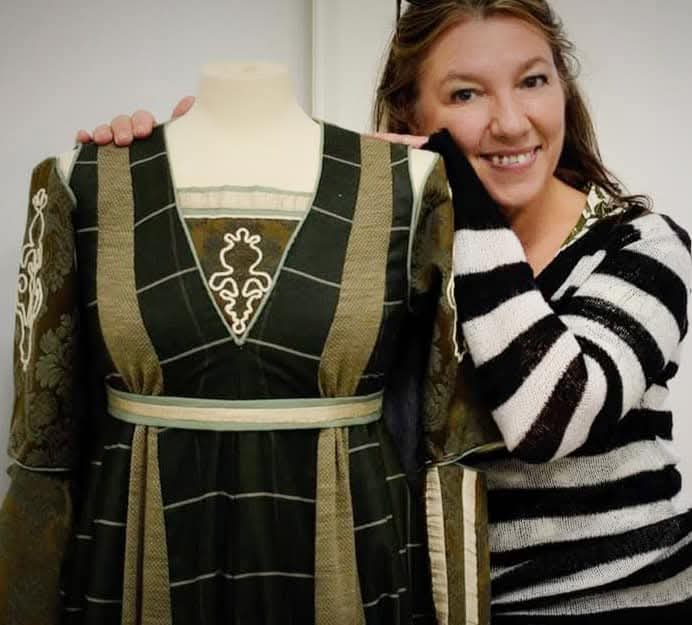 Olga Generalova accanto a un abito storico realizzato in sartoria.