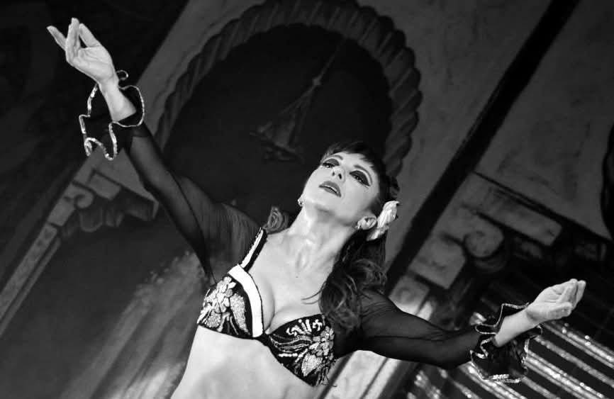 Olga Generalova in una performance di danza orientale in bianco e nero.