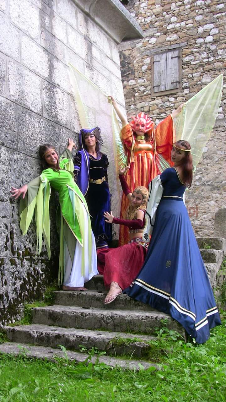 Le cinque danzatrici dello spettacolo di teatro danza Lilith in costumi fantasy realizzati da Olga Generalova – Sarta che danza