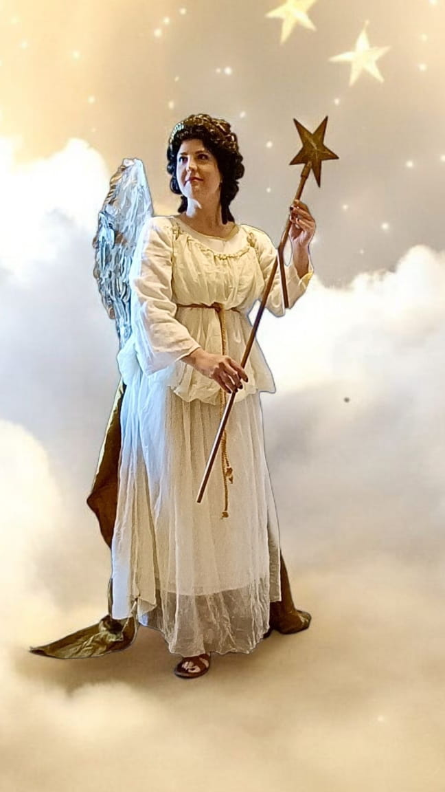 Interprete del gruppo Venus in spettacolo fantasy storico per presepe vivente ispirato al Presepe Classico, con costume bianco, ali e scenografia celeste