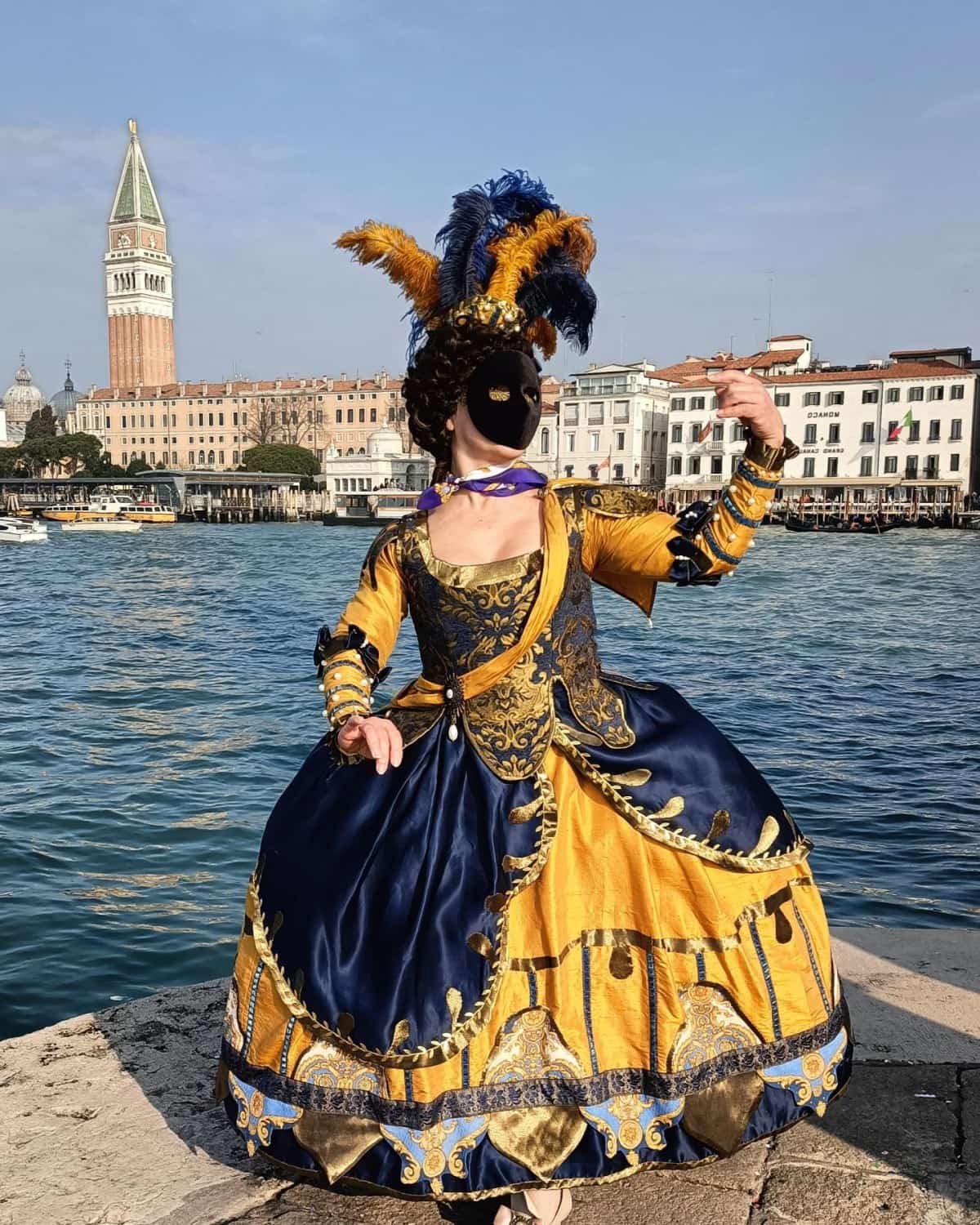 Figurante in costume storico elaborato durante animazioni e performance per un Carnevale multiepoca in ambientazione veneziana.