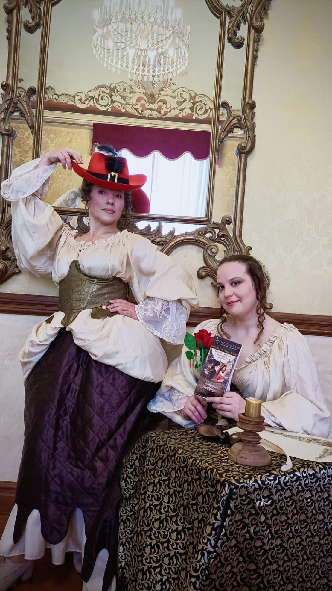 Figuranti in costumi storici durante lo spettacolo Cioccolata della Regina di Venus, ambientato in un contesto elegante per eventi gourmet.