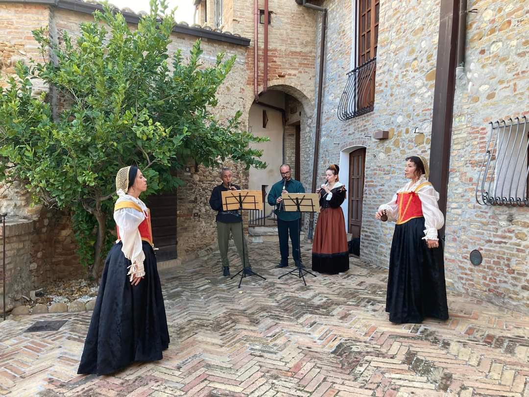 Interpreti del gruppo Venus in danza accompagnata da musica dal vivo