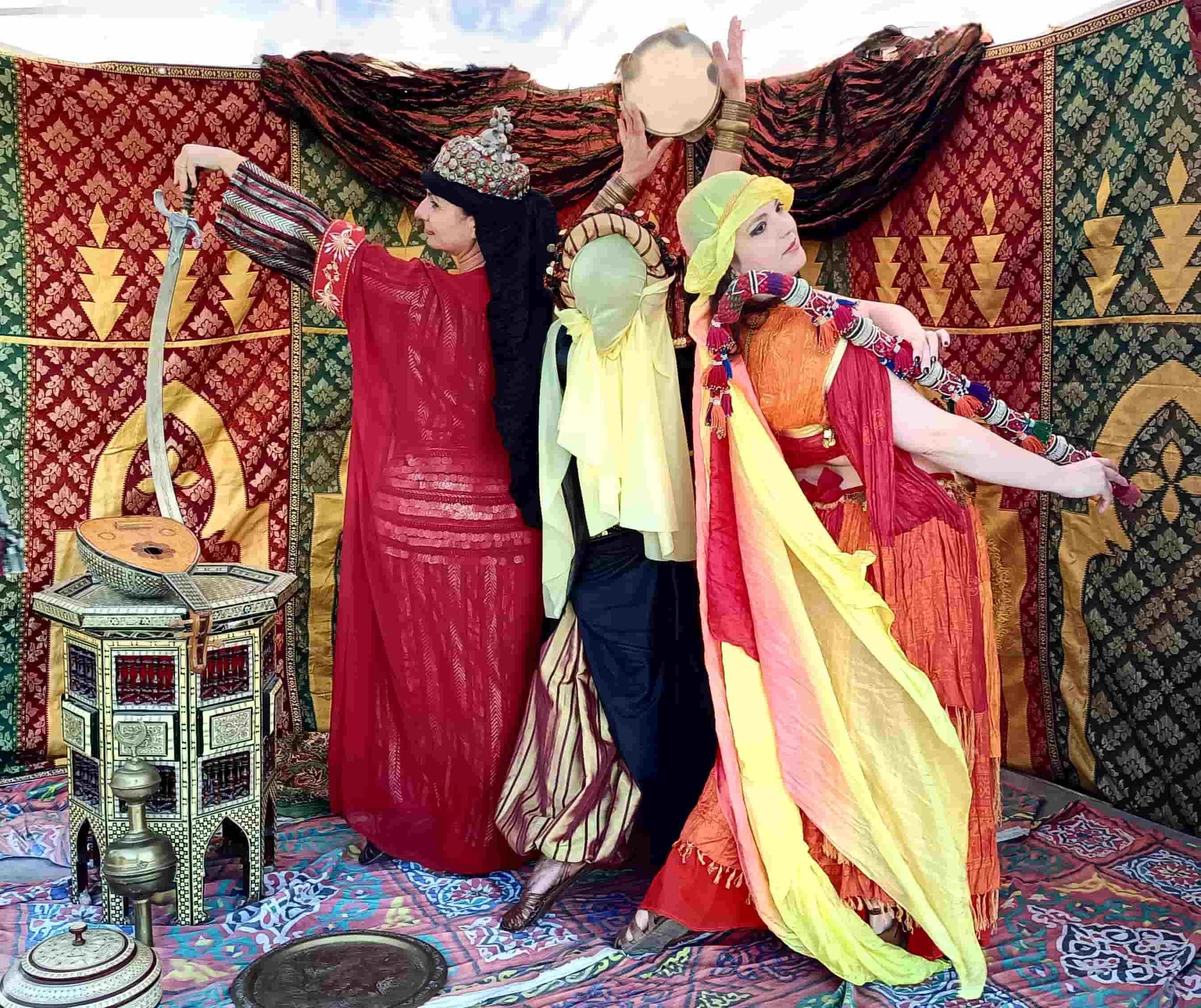 Interpreti del gruppo Venus in danza orientale storica all’interno di una tenda araba con costumi tradizionali e strumenti rituali