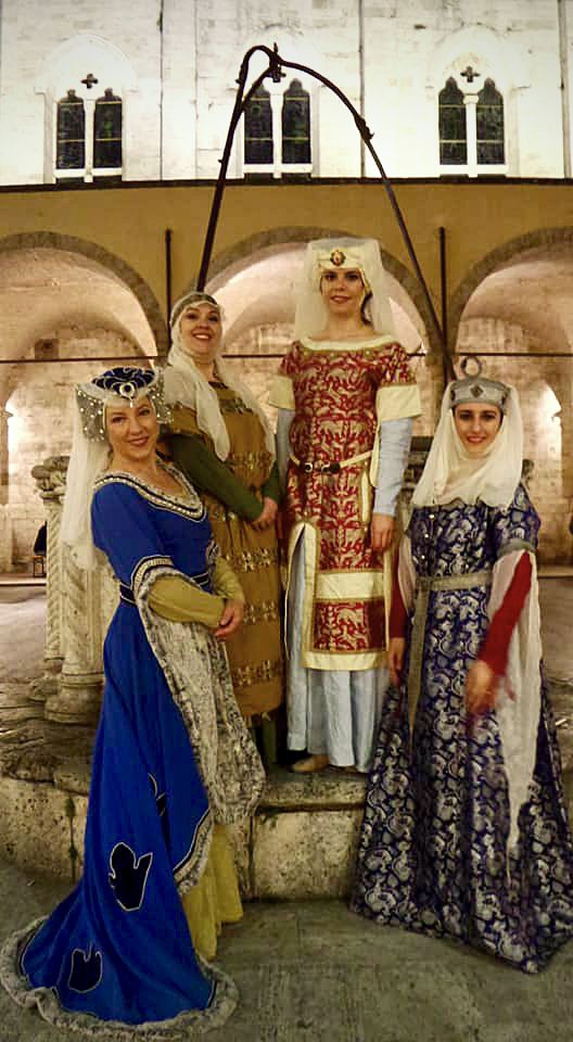 Il gruppo Venus in costume medievale all’evento Mercatino Medievale di Ascoli Piceno