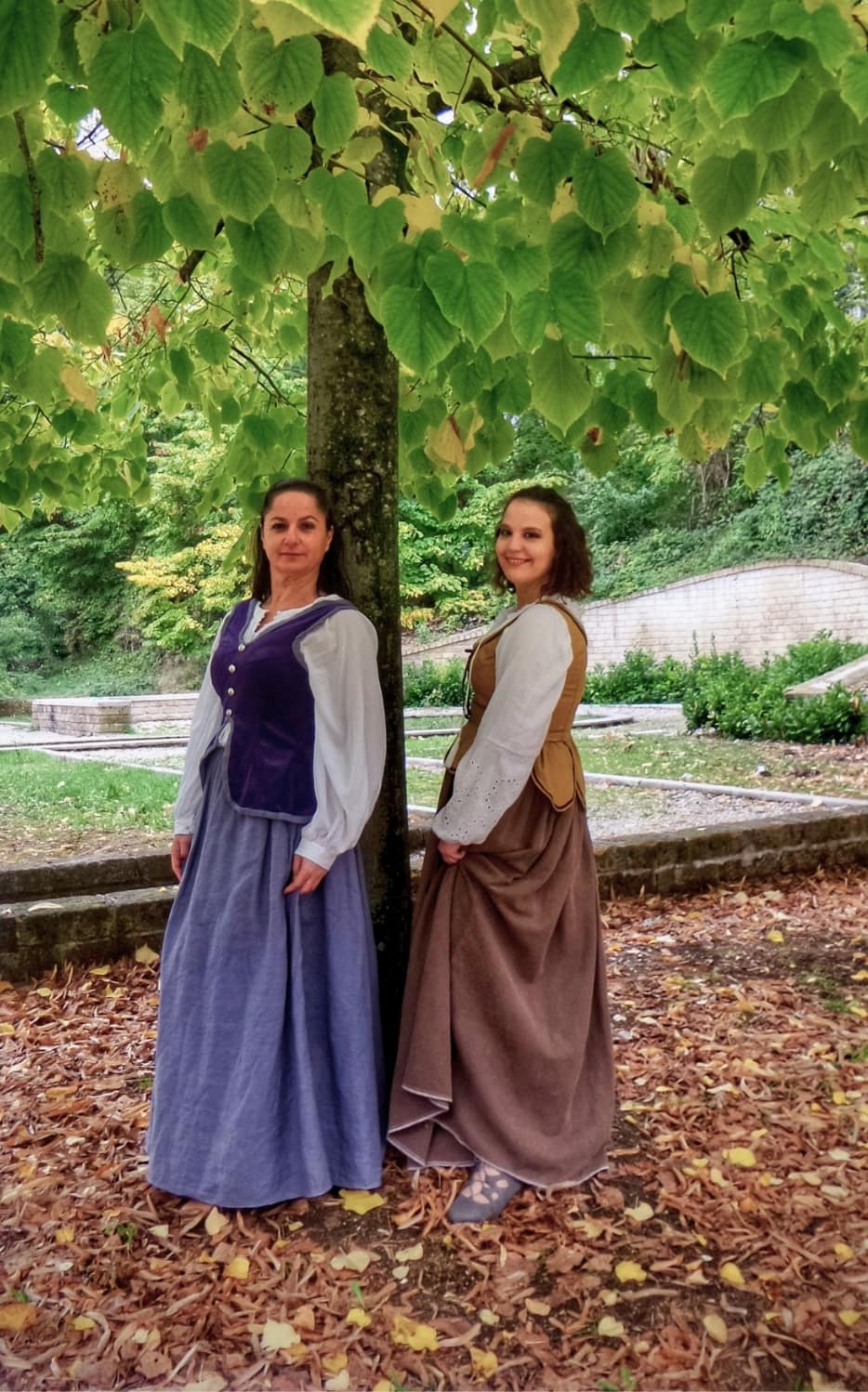 Personaggi in costumi fantasy ispirati agli Hobbit e al mondo Fantasy durante un ballo in ambientazione naturale.