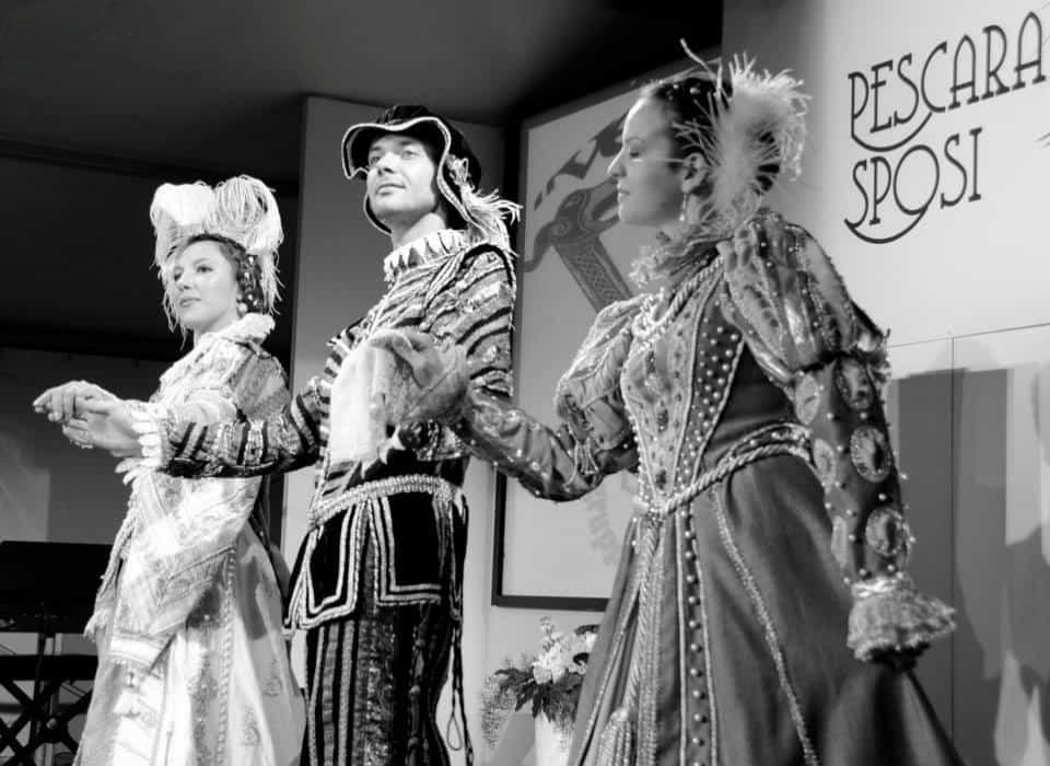 Gruppo di danza Venus alla fiera Pescara Sposi con costumi realizzati da Olga Generalova – Sarta che danza