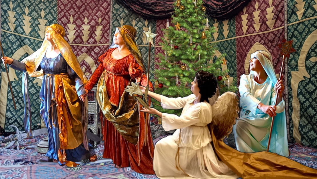 Personaggi in costumi storici per presepe vivente, con angelo e figure tradizionali in ambientazione scenica.