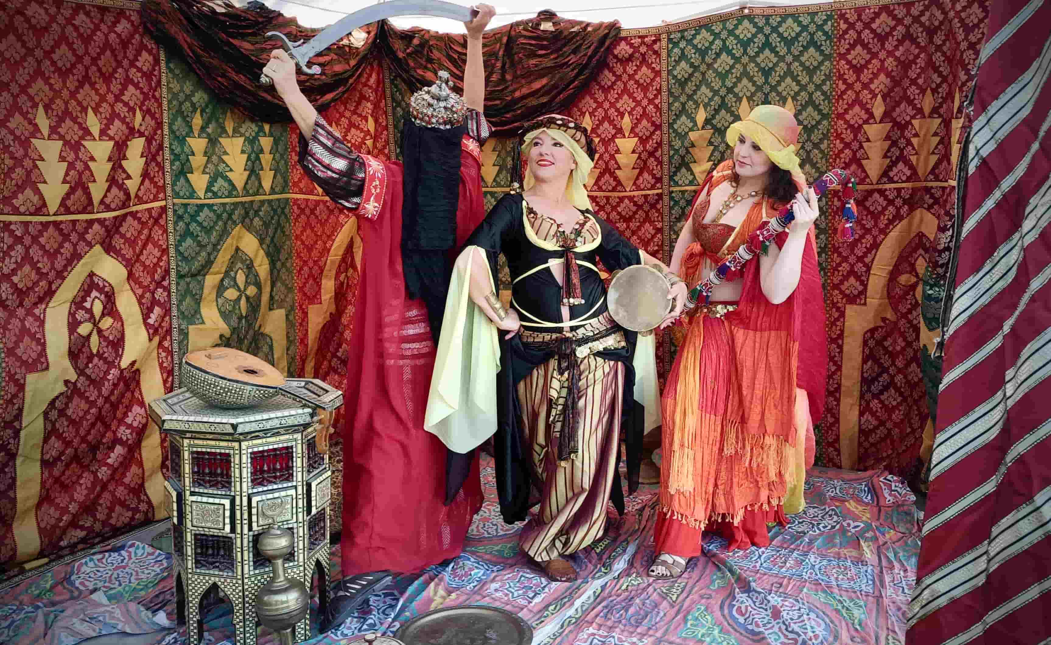 Danzatrici del gruppo Venus in danza orientale antica con spada, tamburello e veli nella tenda araba allestita