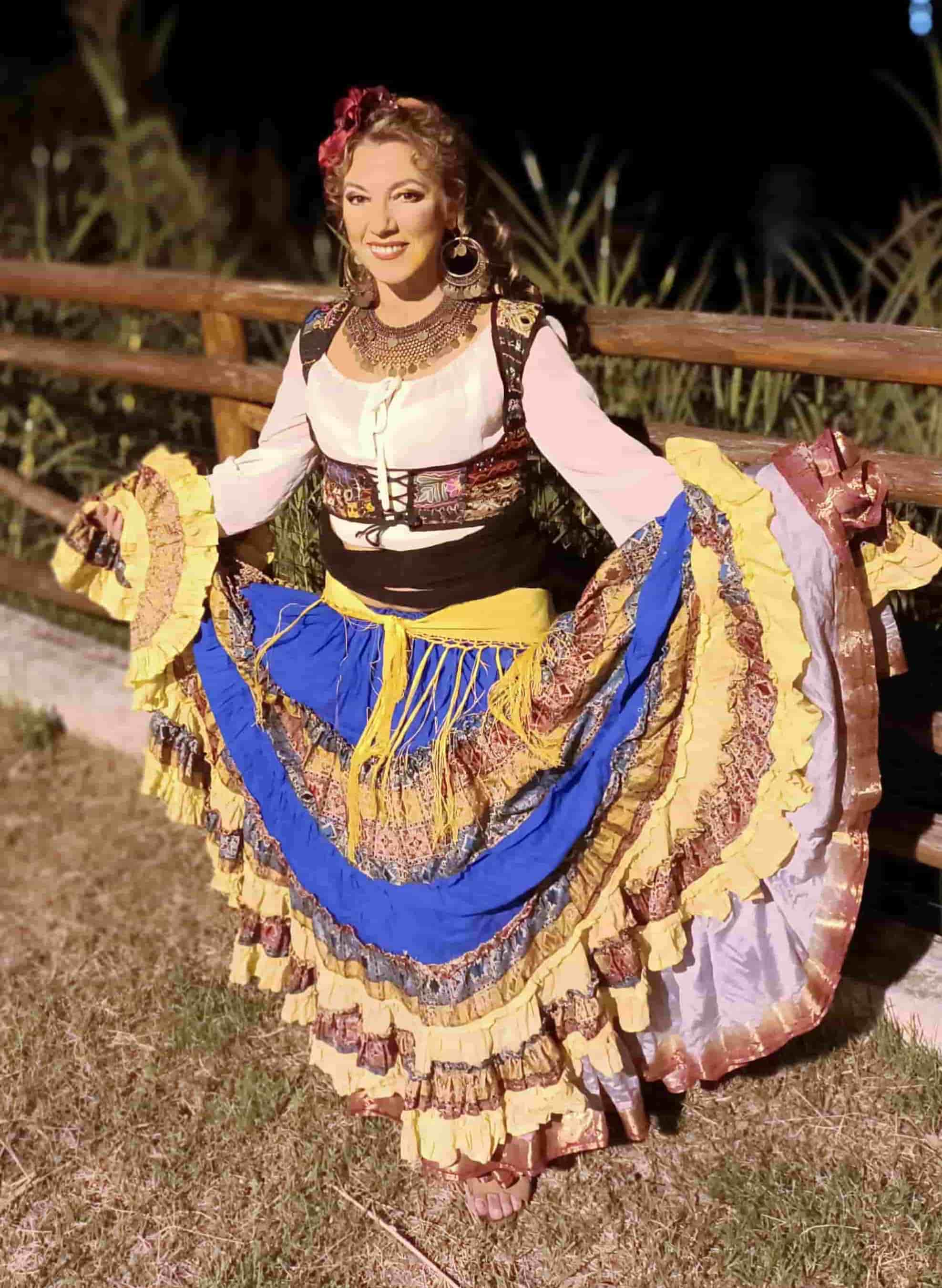 Danzatrice Olga Generalova del gruppo di danza Venus in costume tradizionale esegue il ballo zingaro rom gypsy nell' ambiente aperto
